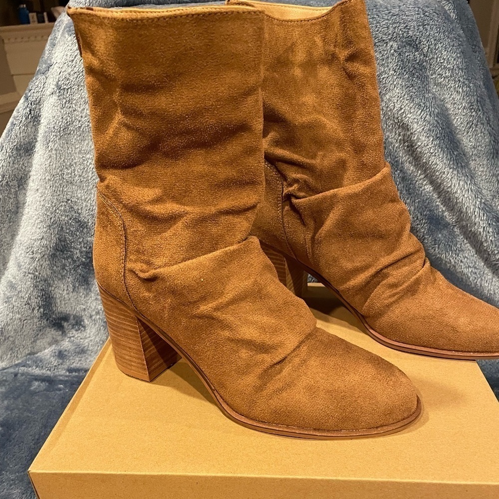 Women's Suede Mid-Calf Heeled Boots in Chestnut